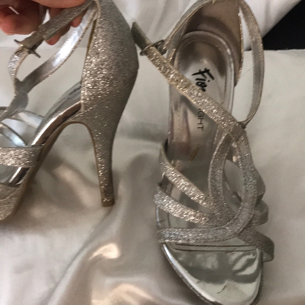 Silver heels - Picture 2 of 2